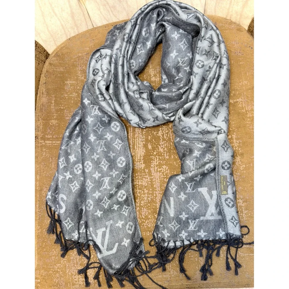 Flat $200 Sale Louis Vuitton Grey Monogram 100% Wool Scarf Made in Italy Fringe